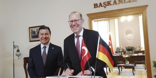 Dr. Bernd Vöhringer mit Ahmet Aras beim Eintrag ins Goldene Buch