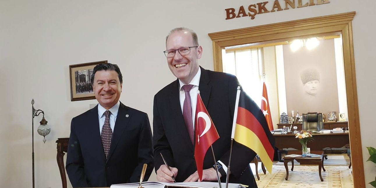 Dr. Bernd Vöhringer mit Ahmet Aras beim Eintrag ins Goldene Buch