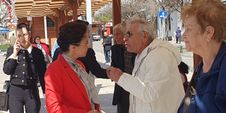 Bürgermeistern Gonca Köksal im Gespräch mit Bürgern der Stadt.