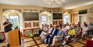 Im Maltesersaal im Schloss Dätzingen feierte der Kulturkreis Grafenau sein 50-jähriges Jubiläum. Am Mikrofon Vorsitzender Herbert van Dyk.