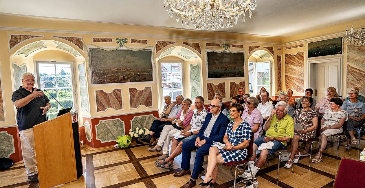 Im Maltesersaal im Schloss Dätzingen feierte der Kulturkreis Grafenau sein 50-jähriges Jubiläum. Am Mikrofon Vorsitzender Herbert van Dyk.