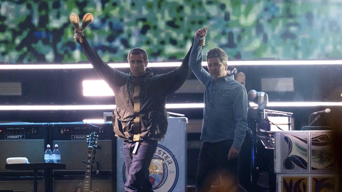 Die Gallagher-Brüder wieder vereint auf der Bühne in Cardiff.