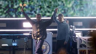 Die Gallagher-Brüder wieder vereint auf der Bühne in Cardiff.