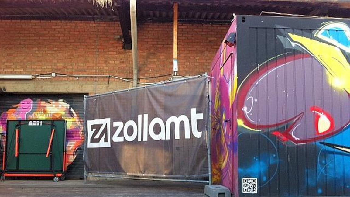 Auf dem großen Außenbereich im Club Zollamt standen viele Container mit Graffiti.