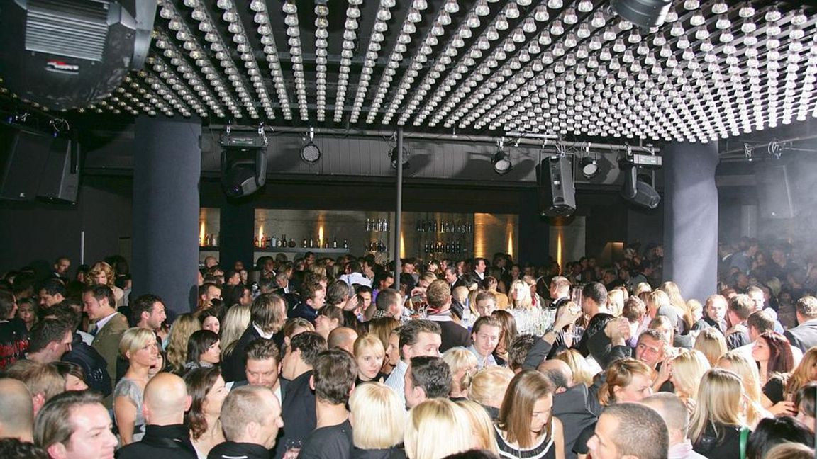 Früher bekannt als Oz, später umgebaut zum Aer-Club. In dem Keller am Kronprinzplatz fanden viele Partys statt.