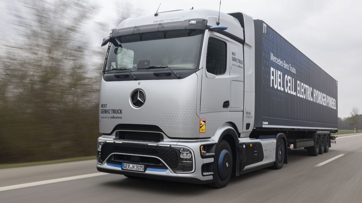Große Reichweite für schwere Lasten: Daimlers NextGenH2-Truck fährt mit Wasserstoff statt Diesel und schafft mit vollen Tanks bis zu 1.000 Kilometer am Stück.