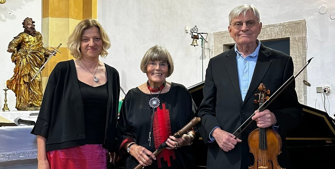 Ulrike Engelke (Mitte), Simon Standage und Judi Varga