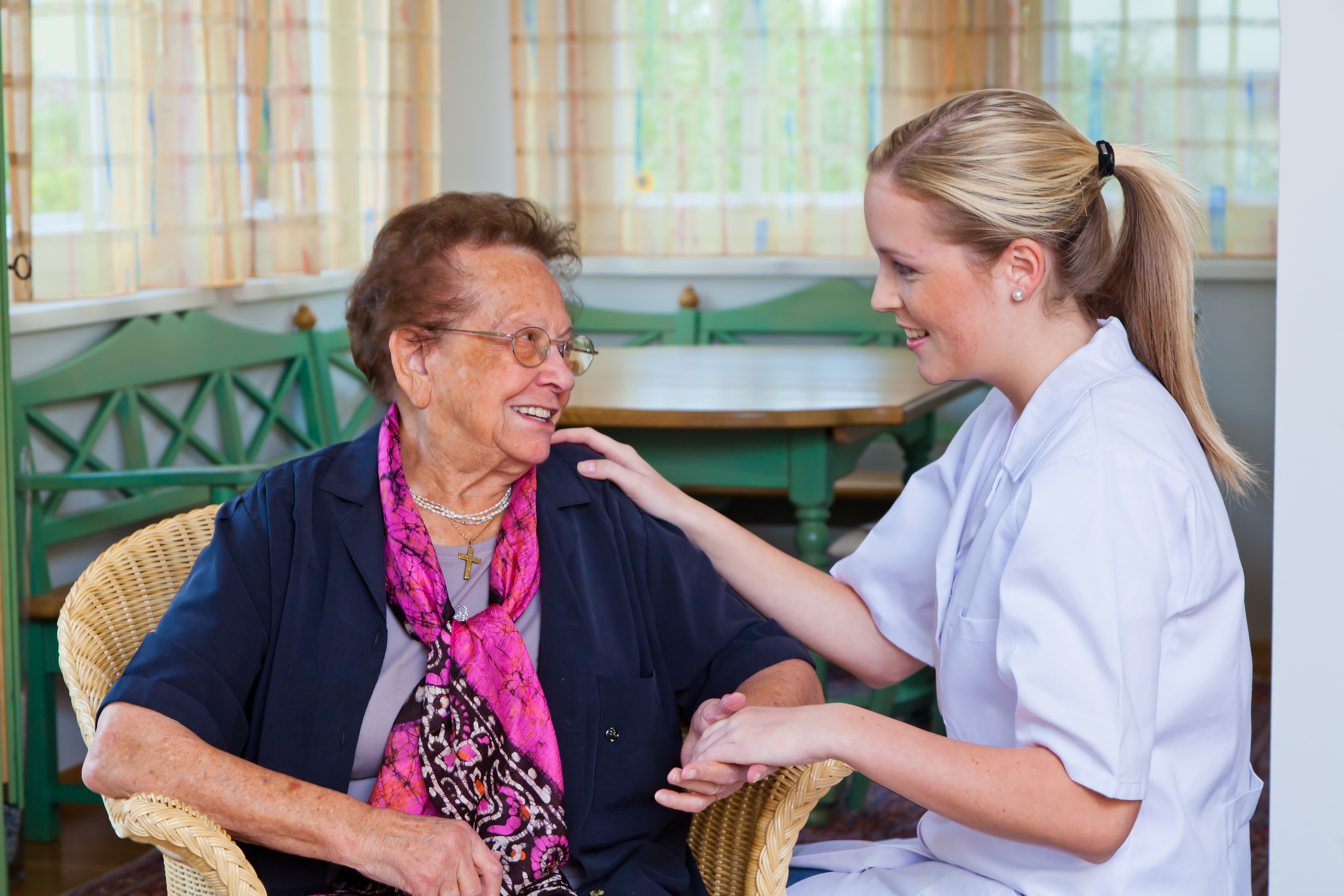 Eine Pflegerin der Hauskrankenpflege besucht eine Patienten