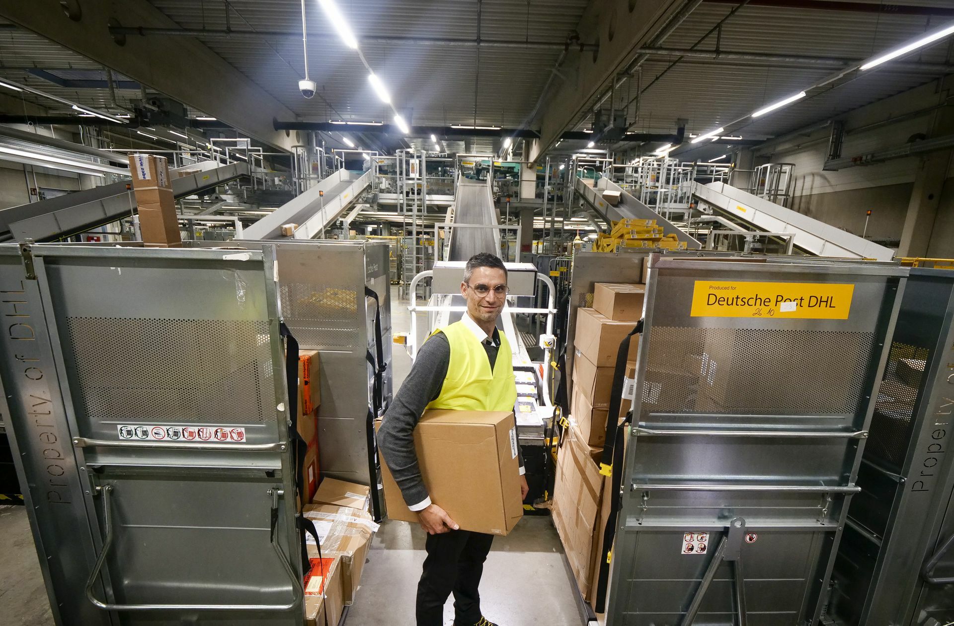 Er kam im Jahr 2017 als Quereinsteiger zu DHL, inzwischen ist er der Leiter des Paketzentrums in Eutingen im Gäu:  Jens Rapp, 35 Jahre alt.