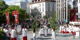 Beginn der Fronleichnams-Prozession vor dem Rathaus.Bild: Lück/A