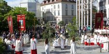 Beginn der Fronleichnams-Prozession vor dem Rathaus.Bild: Lück/A
