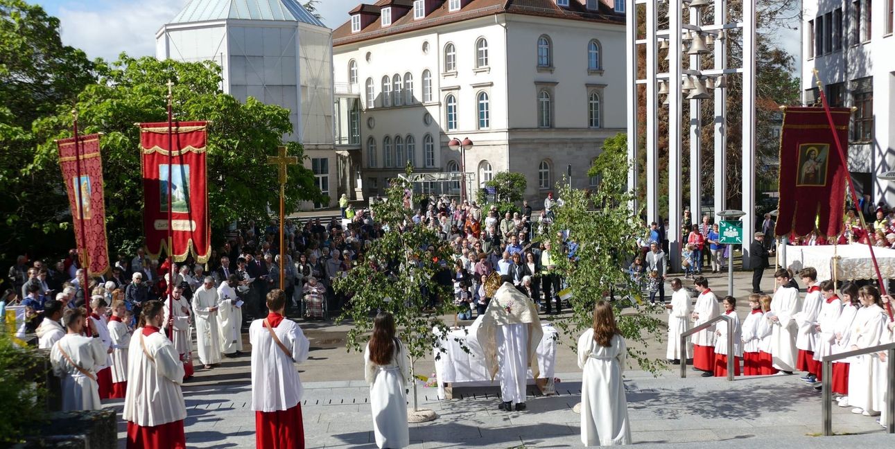 Beginn der Fronleichnams-Prozession vor dem Rathaus.Bild: Lück/A