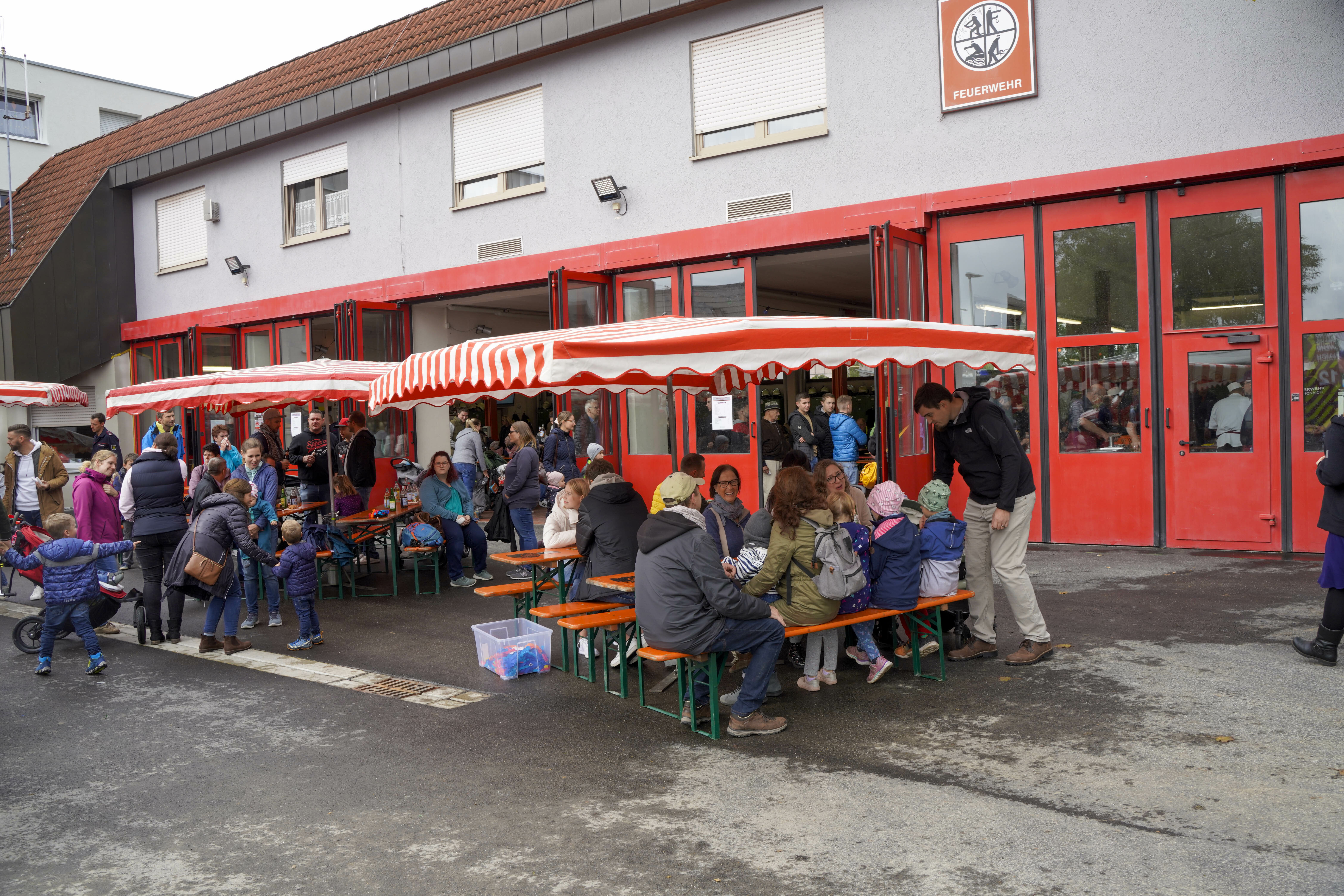 Das blieb kaum ein Platz frei. Die Schönaicher beuchten ihre Feuerwehr. Bild: Dettenmeyer