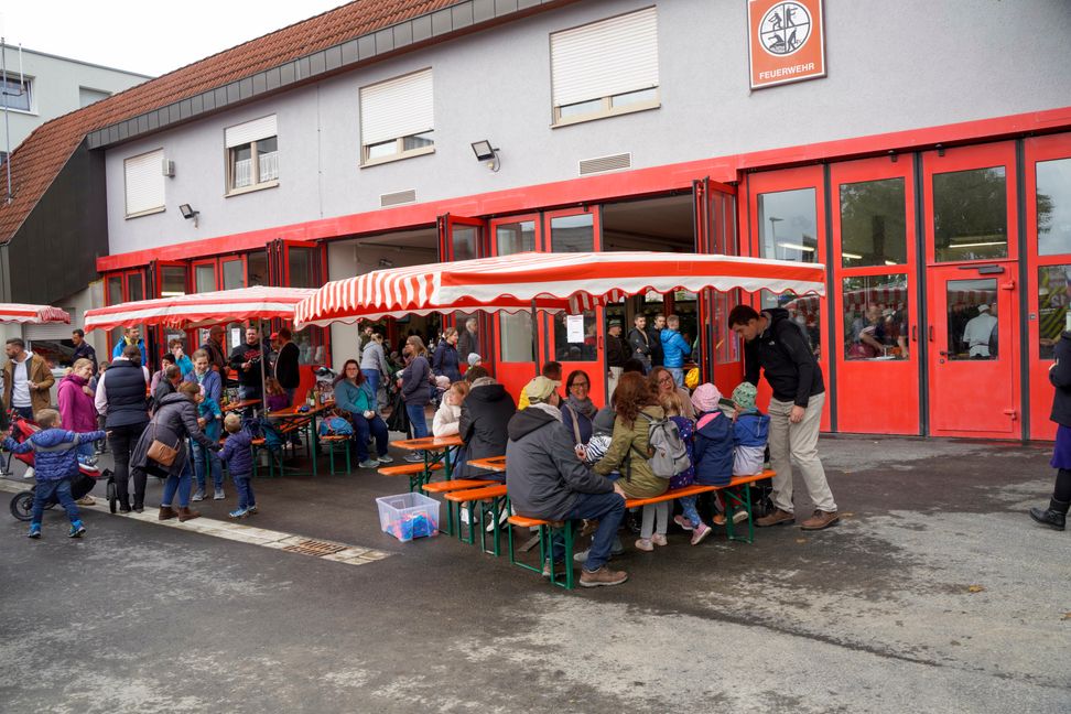 Das blieb kaum ein Platz frei. Die Schönaicher beuchten ihre Feuerwehr. Bild: Dettenmeyer