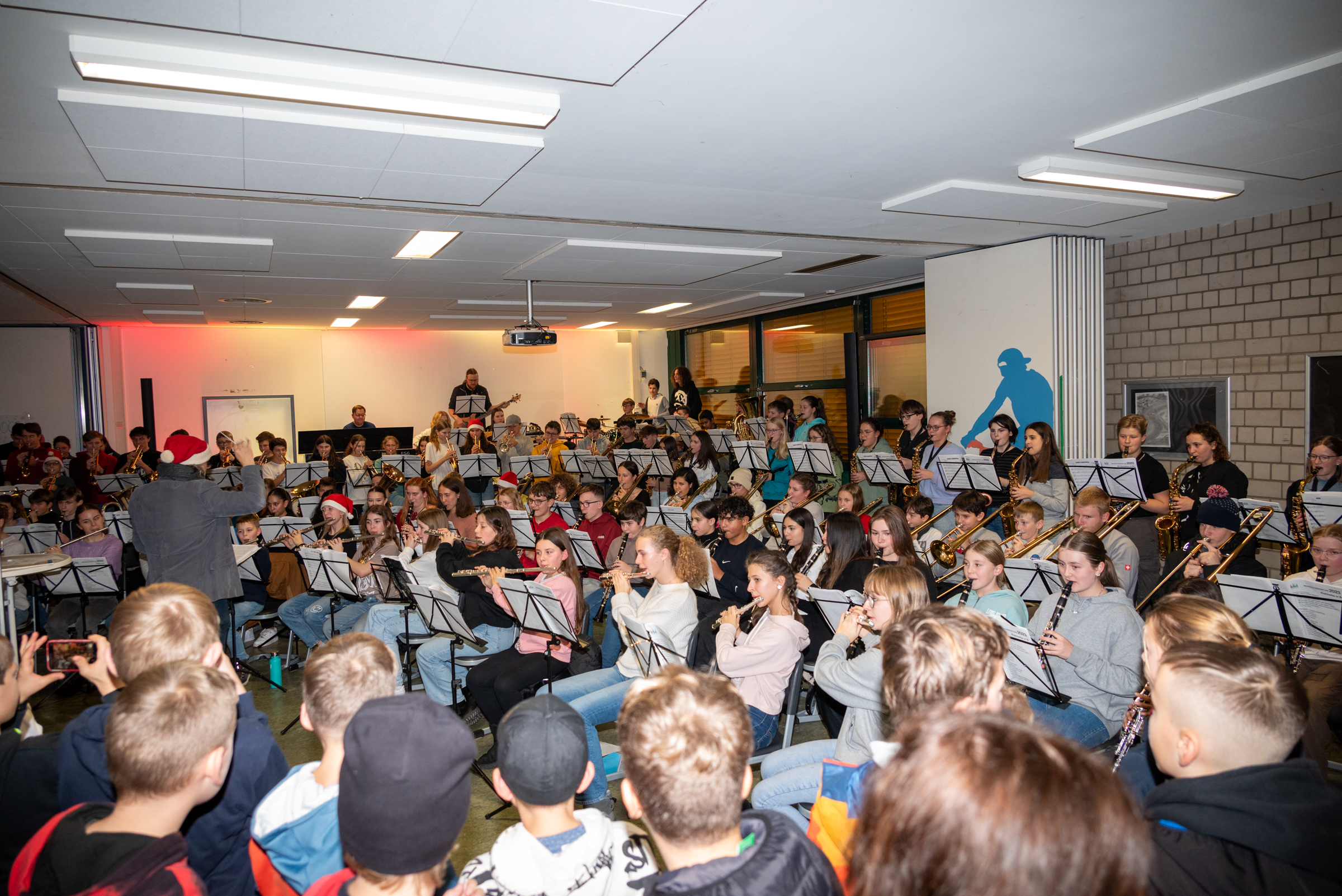 Die Realschule Hinterweil musizierte zum Advent.    Bild: Nüßle