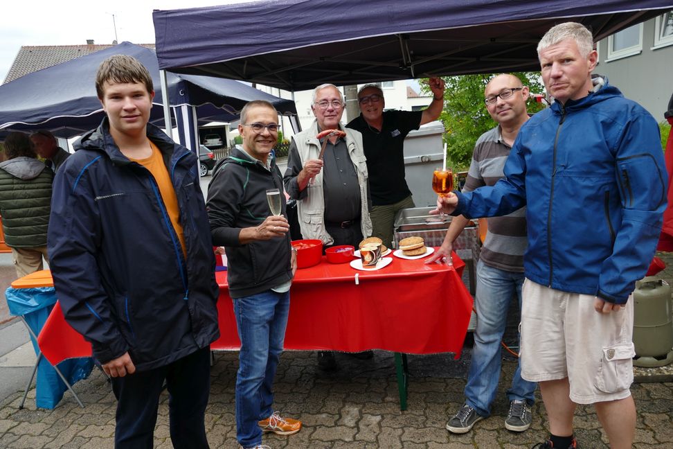 Hannes Martens, Christian Günter, Manfred Schuck, Oliver Bauss, Rico Grulke und Ulrich Martens (von links) gehören zum Helferteam für die Landhaus-Hocketse. Bild: Lück