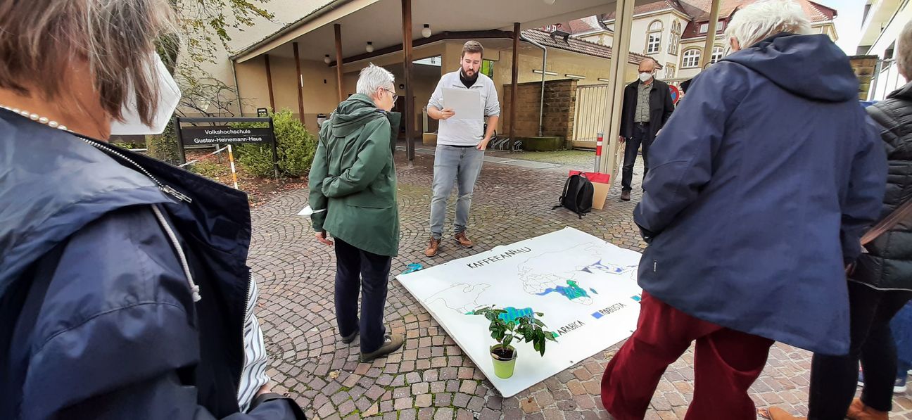 Marc Ehrmann (mit Skript in der Hand) erklärte Wissenswertes rund um den Kaffee ⋌Bild: Elbers