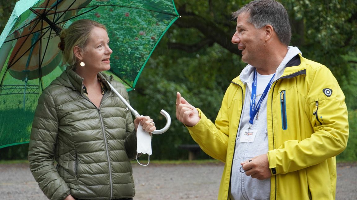 Auf unserem Bild: Umweltministerin Thekla Walker und Uwe Stark, Leiter der Ponderosa-Freizeit.   Bild: z