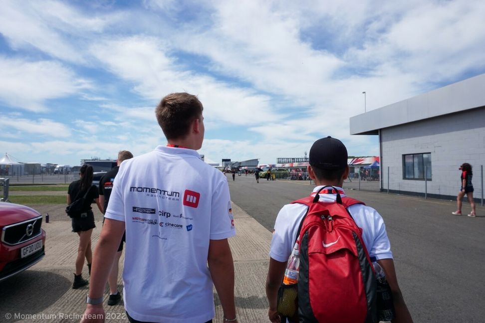 Das Momentum Racingteam des Gymnasiums Unterrieden in Silverstone. Bild: z
