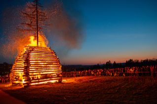 Meterhohe Flammen und hunderte Zuschauer: Das Funkenfeuer der Feuerwehr Magstadt zählt jedes Jahr zu den stimmungsvollsten Winterhighlights der Region.