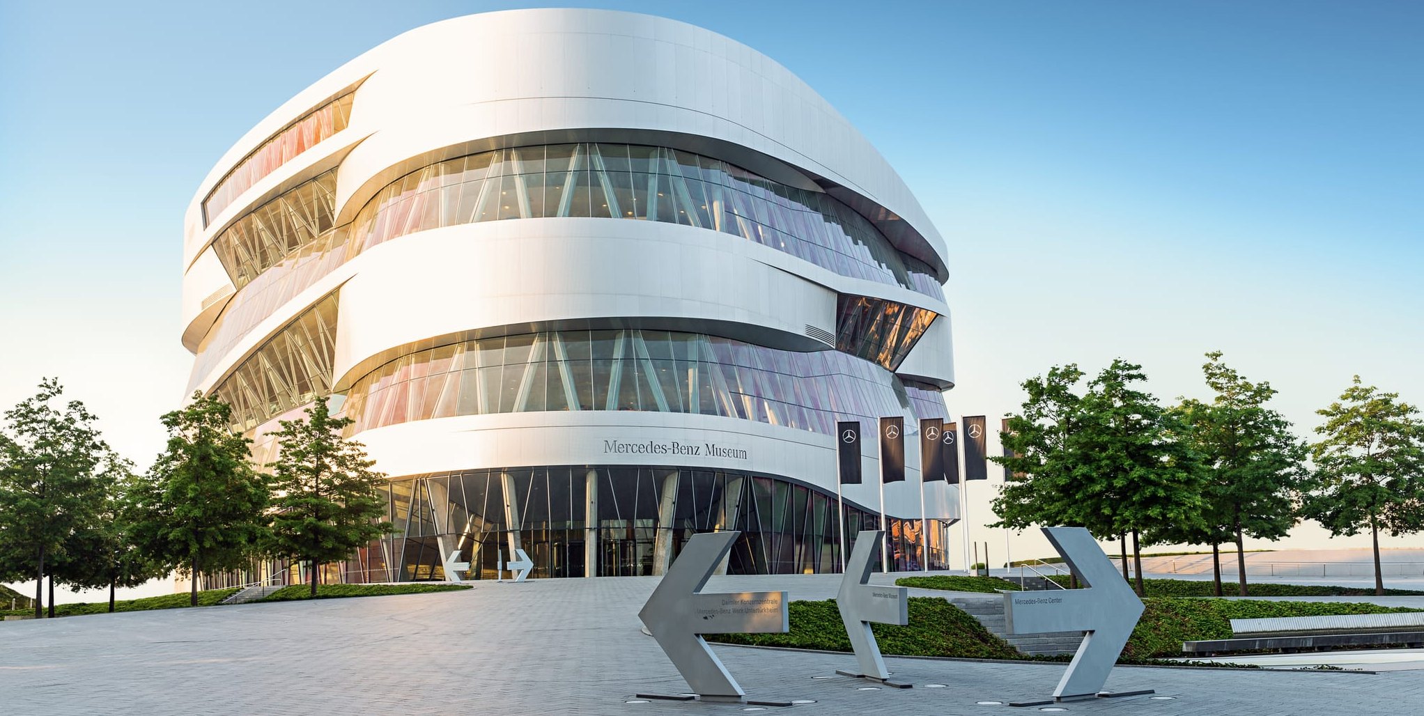 Kinder verkleiden beim Faschings-Special im Campus des Mercedes-Benz Museums ihr eigenes Lenkrad und werden kreativ.