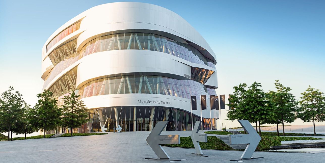 Kinder verkleiden beim Faschings-Special im Campus des Mercedes-Benz Museums ihr eigenes Lenkrad und werden kreativ.
