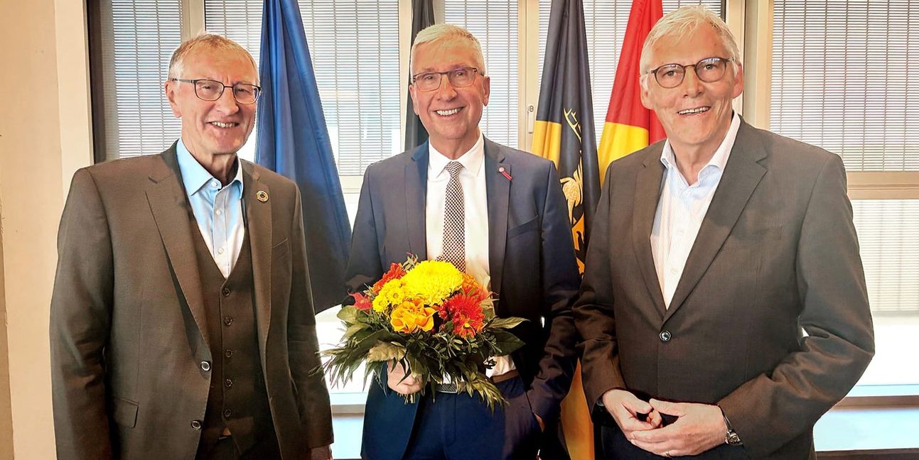 Foto: (v.l.n.r.) Landrat Roland Bernhard (Böblingen), Geschäftsführer Alexander Schmidtke, Landrat Helmut Riegger (Calw).