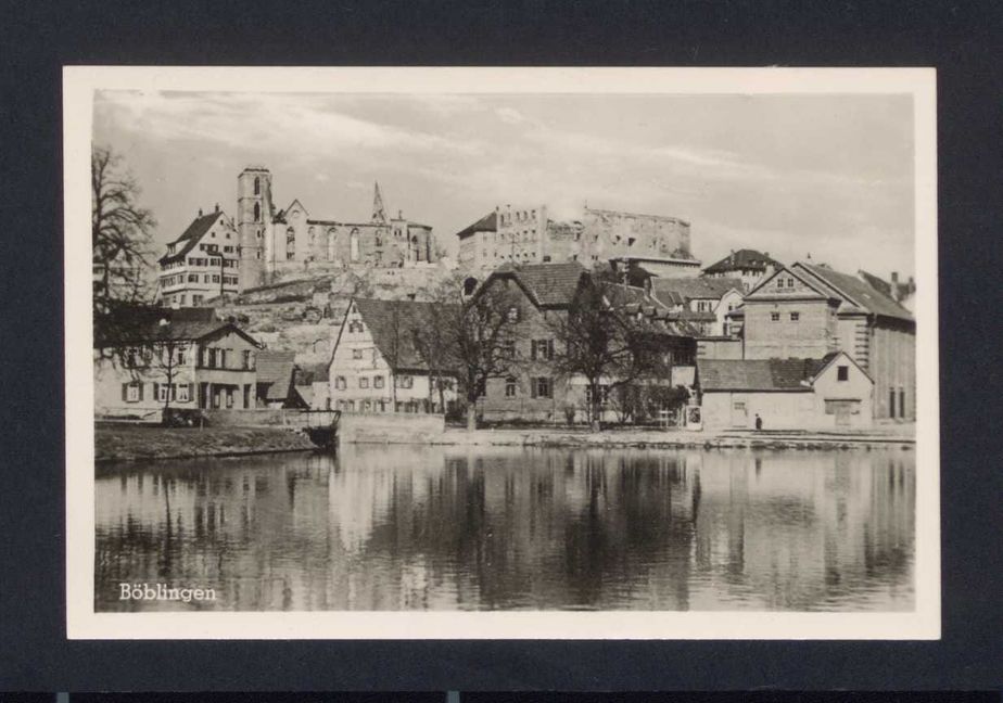 Die Stadtkirche und der Südflügel des Schlosses in Trümmern.