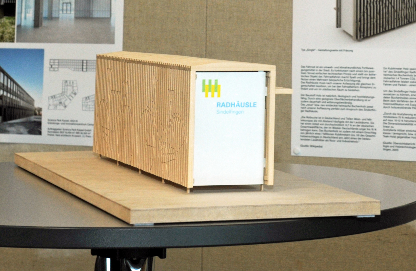 Die Entwürfe für die Sindelfinger Fahrradbox sind jetzt in einer Ausstellung im Foyer des Rathauses zu sehen. Bild: Stampe
