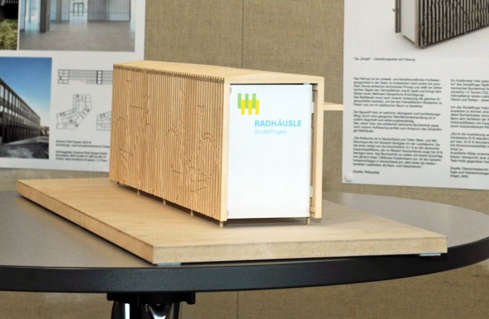 Die Entwürfe für die Sindelfinger Fahrradbox sind jetzt in einer Ausstellung im Foyer des Rathauses zu sehen. Bild: Stampe