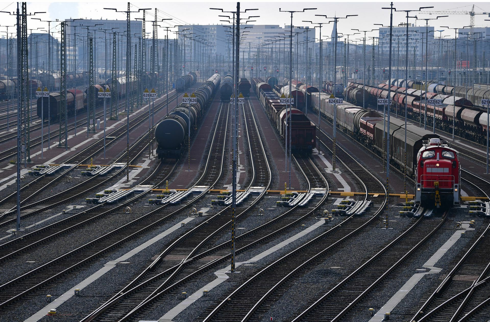 Die Bahn will 1800 Kilometer Gleise, 2000 Weichen, 140 Brücken und 800 Bahnhöfe modernisieren und erneuern.