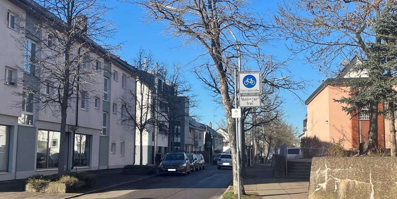 In der Liebenzeller Straße fallen alle Parkplätze zwischen der Kirche und Eichholzstraße weg.