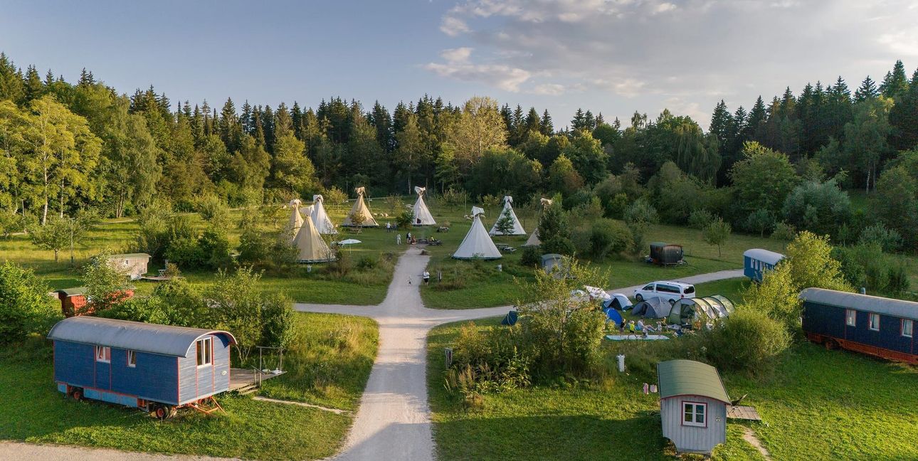 Zirkuswagen und Zelte - so idyllisch ist Glamping auf der Schwäbischen Alb.