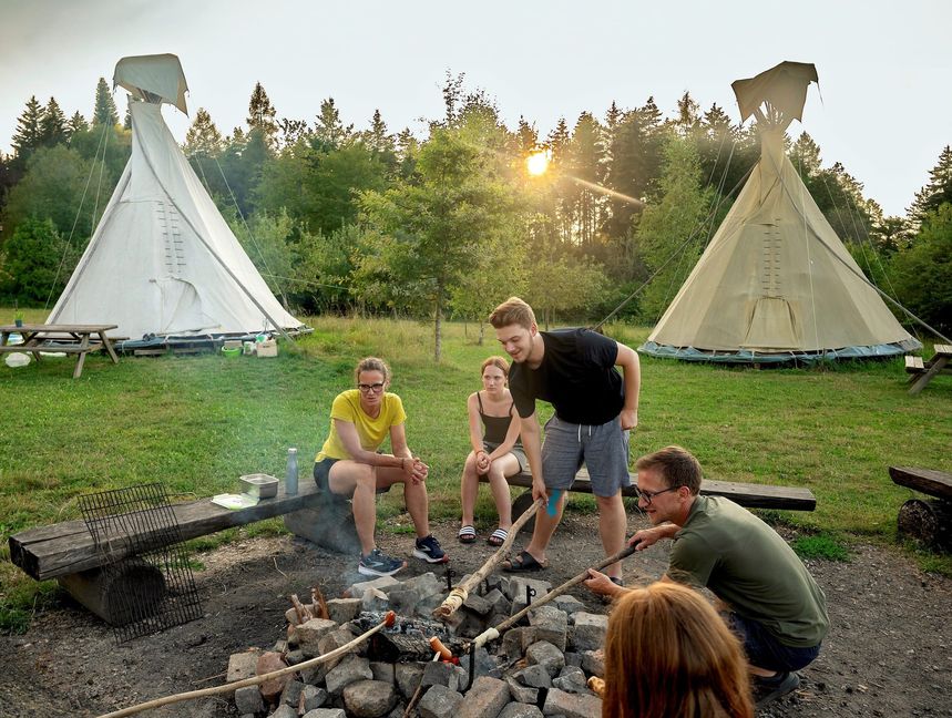 Die Feuerstelle zwischen den Tipis auf dem Hofgut Hopfenburg dürfen alle Gäste nutzen.