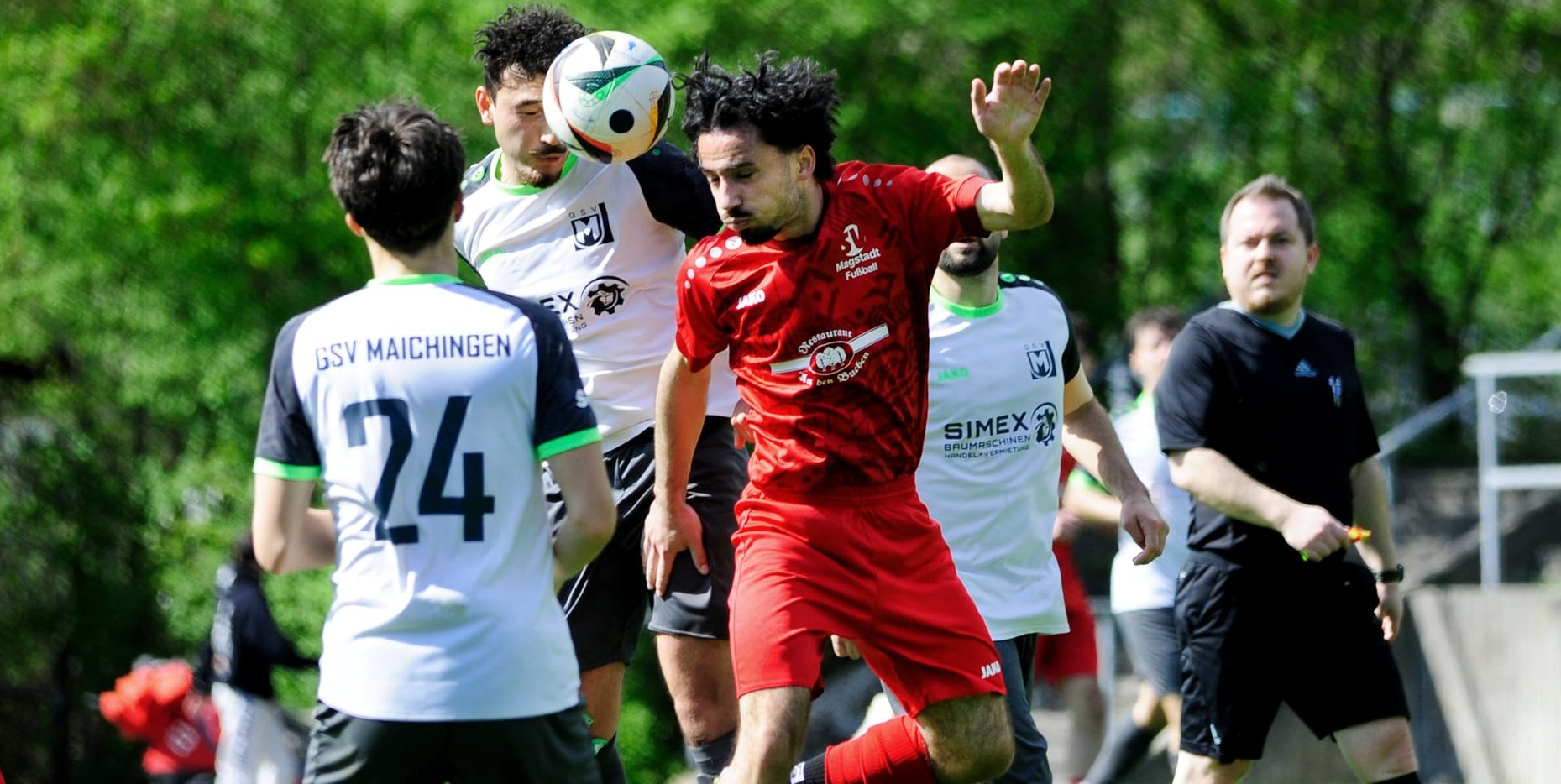Magstadts Lavadinho Schäfer gewinnt das Kopfballduell mit dem Maichinger  Emin Özkan.