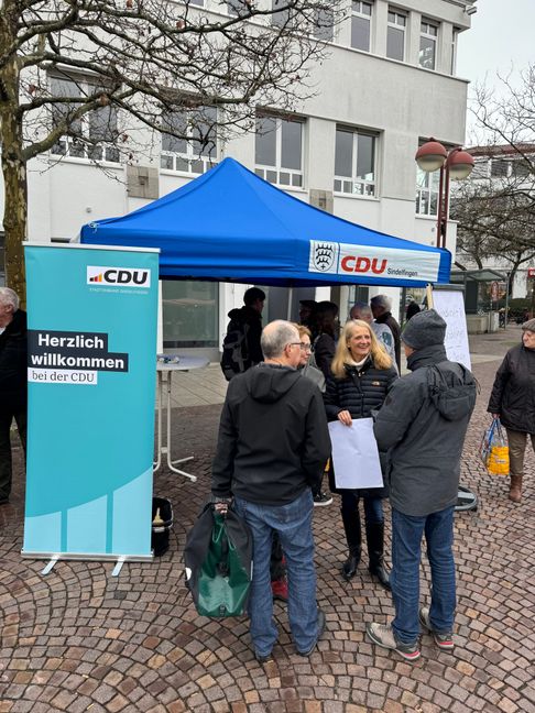 Viele los am Infostand der CDU. Bild: z
