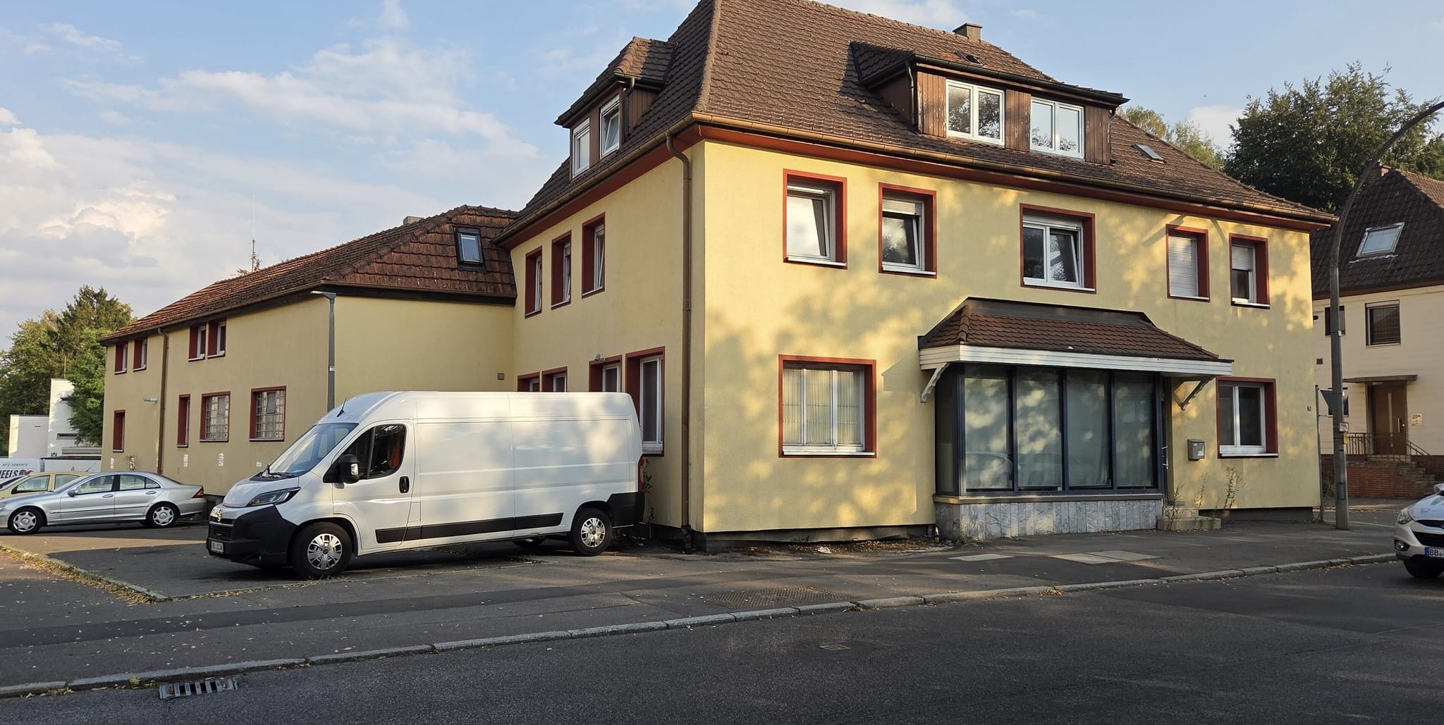 Das Gebäude Bachstraße 26 gegenüber des Floschenstadion-Parkplatzes.