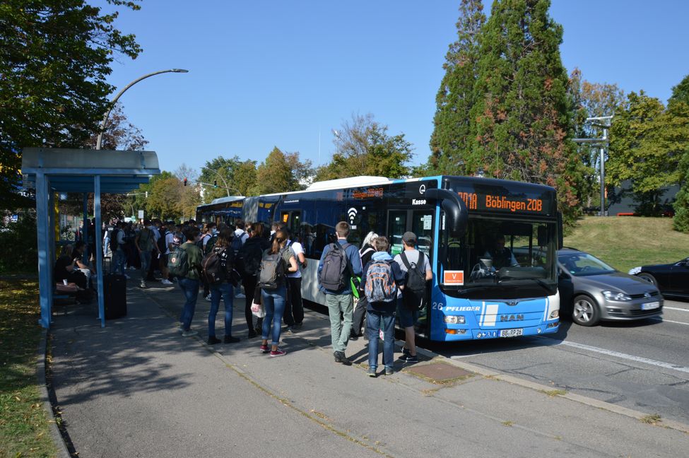 Gedrängel vor und im Bus – viele Schüler nutzen die Buslinie 701: Entlang der Route liegen Schulen wie das das Goldberg-Gymnasium, die Gottlieb-Daimler-Schule, die Realschule Klostergarten und das Pfarrwiesen-Gymnasium. Bild: Kienzle