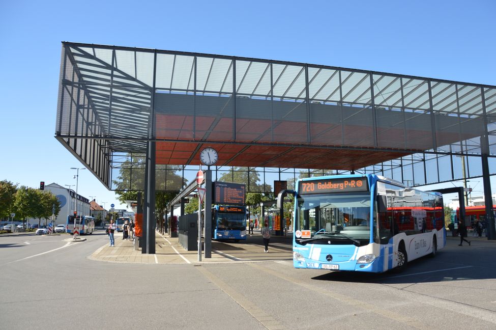 Mit 31 Linien auf 16 Bussteigen ist der Böblinger Busbahnhof hochfrequentiert: Hier startet die Linie 701 in Richtung Sindelfingen, vorbei an der Gottlieb-Daimler-Schule und dem Pfarrwiesen-Gymnasium. Bild: Kienzle