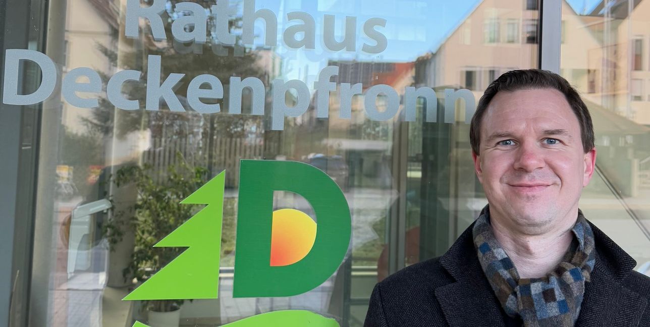 Kandidat Dennis Mews vor dem Deckenpfronner Rathaus.
