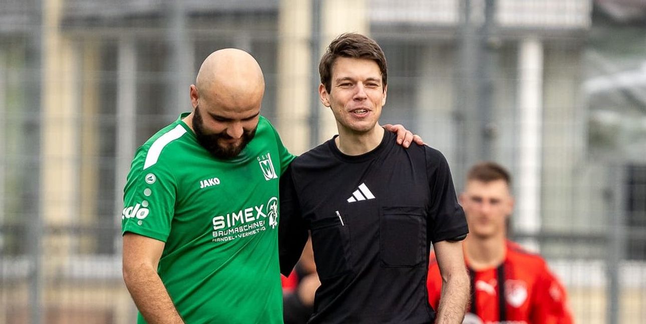 Nette Szene nach Spielende: Maichingens Endrit Syla und Schiedsrichter Rico Neidinger im freundlichen Gespräch.Bild: Eibner-Sportfoto