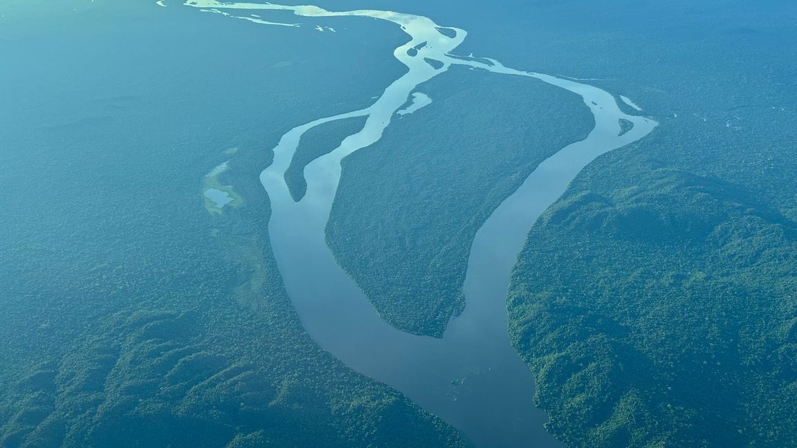 Ein Fluss schlängelt