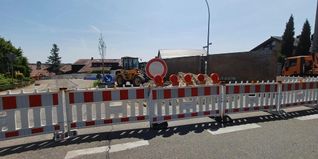 Die Wengertsteige ist aktuell komplett dicht. Für Fußgänger bleibt ein Gehwegbereich frei.