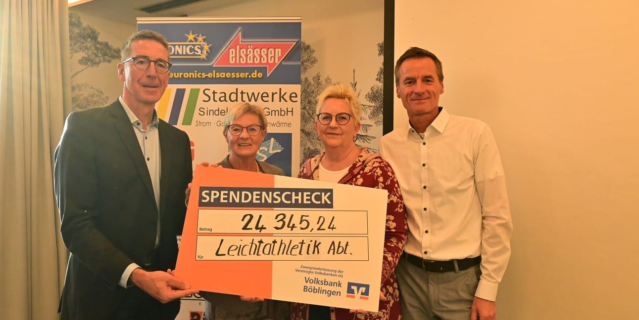 Abteilungsleiter Jürgen Kohler nimmt den Spendenscheck von Rosemarie Späth, Barbara Erath und Bernd Koschka (von links) entgegen. Bild: Schüttke