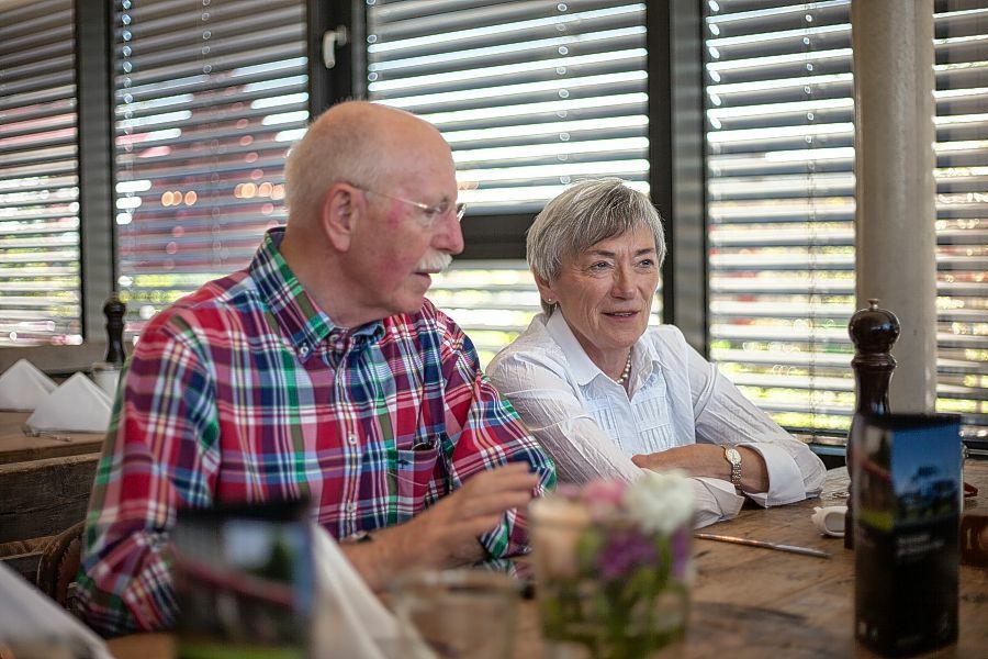 Jede Menge Informationen zur Schönbuchbahn lieferte Zweckverbands-Geschäftsführer Reinhold Bauer und Landrat Roland Bernhard dem Gast Cem Özdemir (von links). Bild: Jung