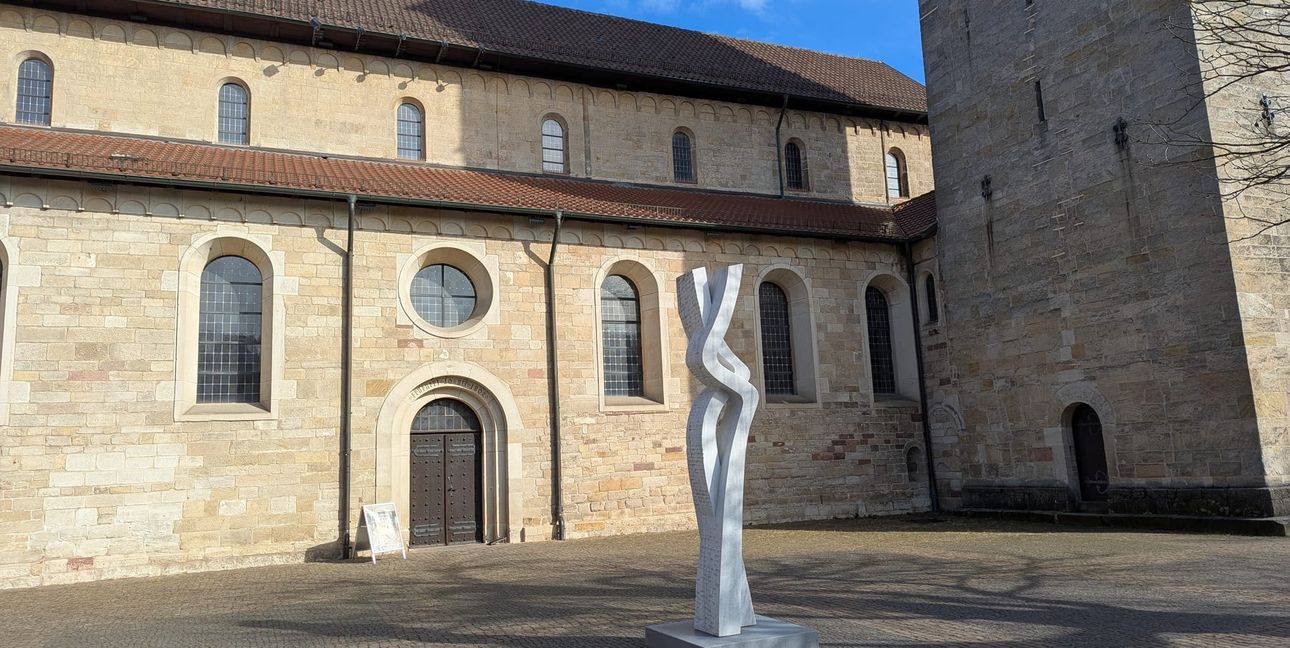 Seit dem Wochenende steht eine drei Meter hohe Skulptur vor der Martinskirche. Eine weitere geflickte Skulptur steht im Altarraum vor dem Kruzifix. Im Kirchenschiff schweben zwei Schwingen im Raum. Eine wippende Skulptur liegt auf einer dunklen Steinplatte. Eine vierte kleiner Skulptur steht auf einem Sockel. Alle sind vom Tuttlingen Bildhauer Frank Teufel.