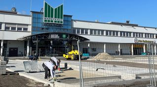 Die Arbeiten für die Solar-Carports auf dem Marktkauf-Parkplatz haben begonnen.