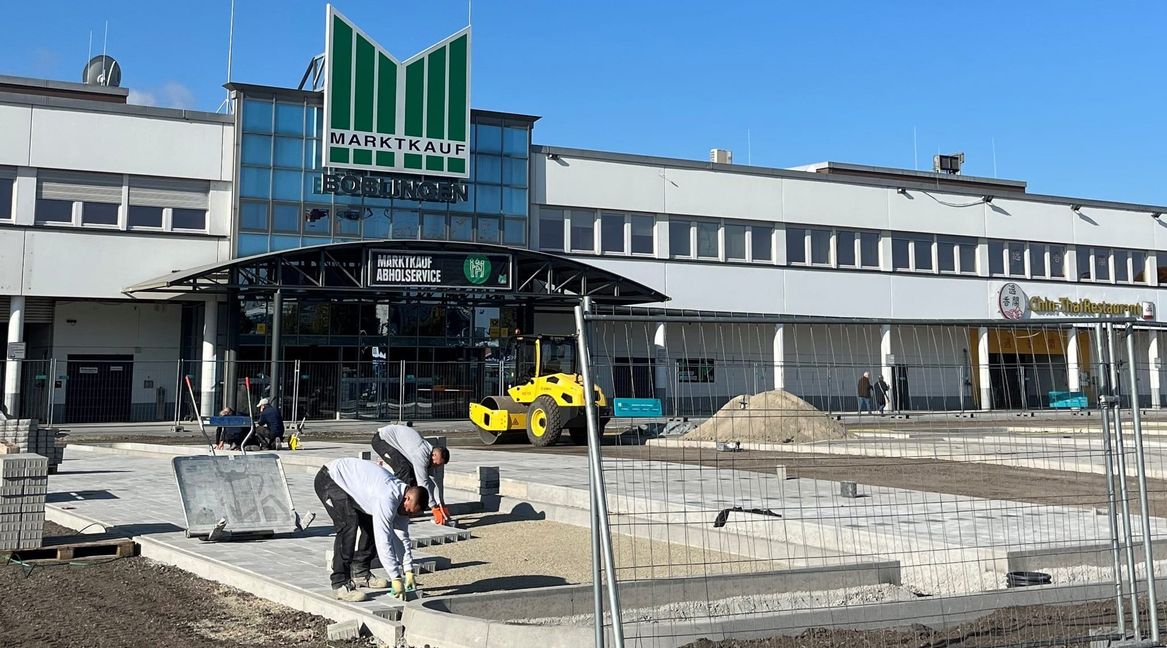 Die Arbeiten für die Solar-Carports auf dem Marktkauf-Parkplatz haben begonnen.
