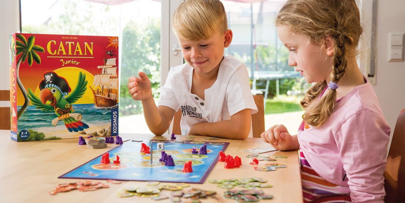 Mit Catan Junior entdecken Kinder die Welt des Bauens, Tauschens und Eroberns.