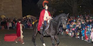 Beim traditionellen Martinsritt in Sindelfingen reitet der heilige Martin hoch zu Ross durch die Innenstadt.Bild: Heiden/A